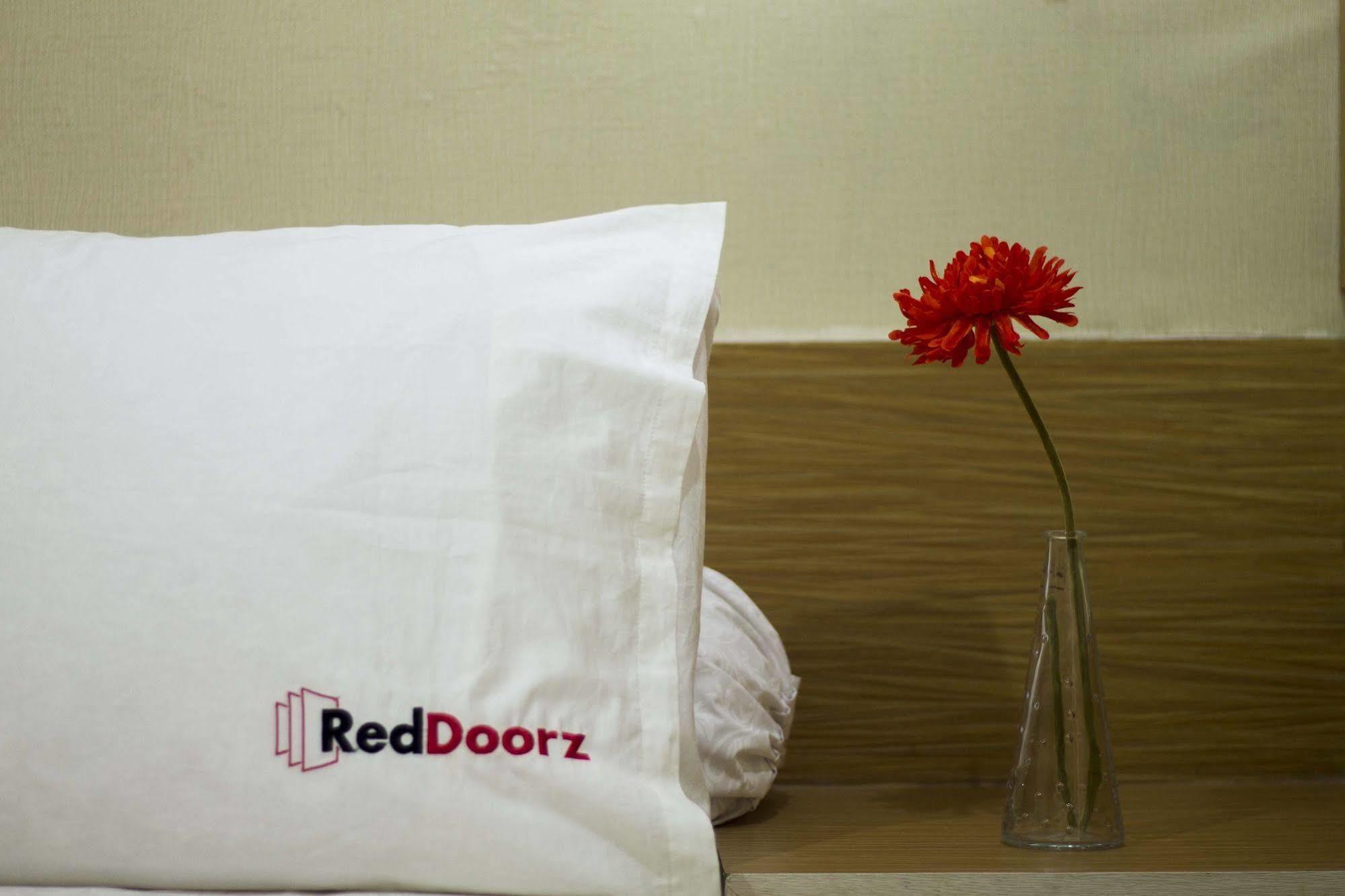 Reddoorz Plus @ Setiabudi Eight Jakarta Extérieur photo
